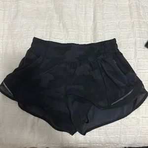 Lululemon hotty hot dark camo 2.5inch seam